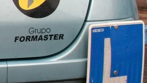 Coche de pr&aacute;cticas de autoescuela