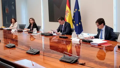 El presidente del Gobierno, Pedro S&aacute;nchez, se re&uacute;ne por videoconferencia con los presidentes auton&oacute;micos