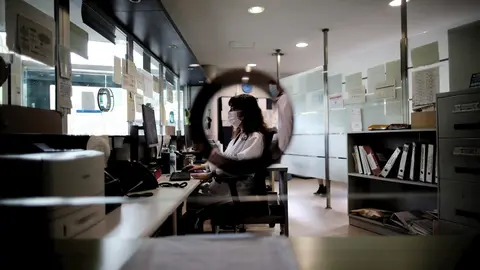 Una sanitaria del Centro de Salud Garc&iacute;a Noblejas durante su jornada laboral en en la pandemia del coronavirus, en Madrid (Espa&ntilde;a) a 7 de mayo de 2020.