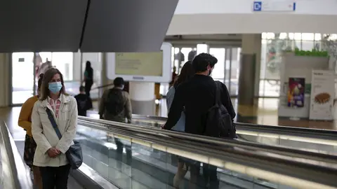 Varias personas utilizan las rampas mec&aacute;nicas en el interior del Centro Comercial 