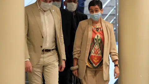 La ministra de Asuntos Exteriores, Uni&oacute;n Europea y Cooperaci&oacute;n, Arancha Gonz&aacute;lez Laya (d), se dirige a comparecer ante la Comisi&oacute;n de Asuntos Exteriores del Senado, este jueves en Madrid (Espa&ntilde;a), a 21 de mayo de 2020.
