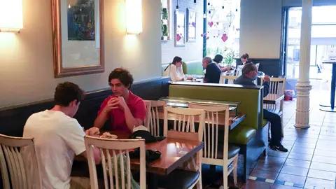 Clientes en un restaurante el d&iacute;a en el que se reabren al p&uacute;blico los establecimientos de hosteler&iacute;a y restauraci&oacute;n para consumo en el local