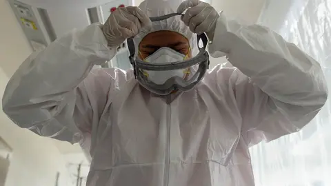 22 May 2020, Mexico, Toluca: A medic puts on protective glasses at Maternal Perinatal Hospital which contains an intensive care unit for newborns or pregnant women patients who suffer the coronavirus (COVID-19). Photo: Gerardo Luna/NOTIMEX/dpa