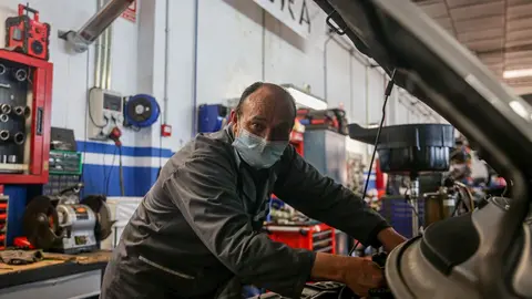 Un trabajador con mascarilla.