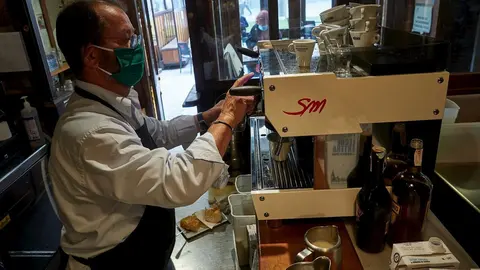 Un camarero en la barra de un bar en Pamplona, Navarra (Espa&ntilde;a), a 25 de mayo de 2020.