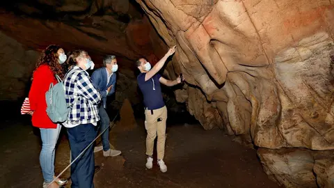 El vicepresidente, Pablo Zuloaga, en la cueva de El Castillo