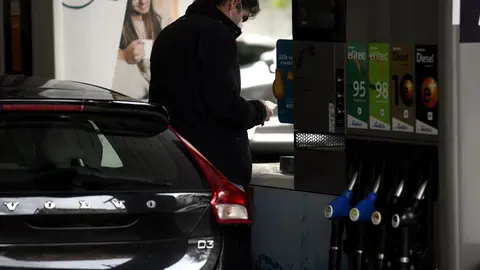 Un hombre echa gasolina a su coche en una gasolinera