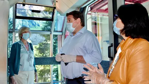 Visita de la consejera de Turismo, Marina Lomb&oacute;, al telef&eacute;rico de Fuente D&eacute;