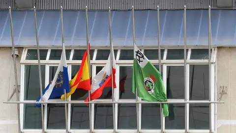 Banderas a media asta por luto