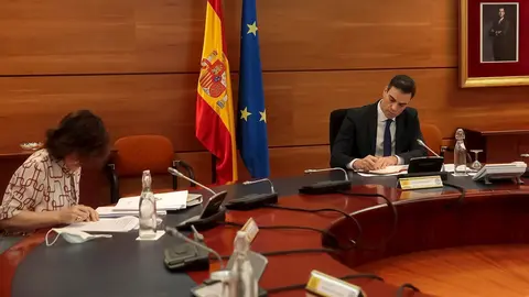 El presidente del Gobierno, Pedro S&aacute;nchez (d), y la vicepresidenta primera del Gobierno y ministra de la Presidencia, Relaciones con las Cortes y Memoria Democr&aacute;tica, Carmen Calvo (d), en Madrid (Espa&ntilde;a), a 22 de mayo de 2020.