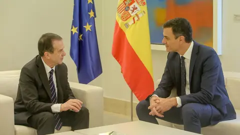 El presidente del Gobierno, Pedro S&aacute;nchez, recibe al presidente de la Federaci&oacute;n Espa&ntilde;ola de Municipios y Provincias (FEMP), Abel Caballero, en el Palacio de la Moncloa  