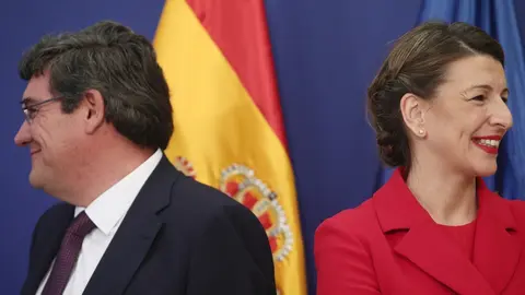 El ministro de Seguridad Social, Inclusi&oacute;n y Migraciones, Jos&eacute; Luis Escriv&aacute; y la ministra de Trabajo, Yolanda D&iacute;az