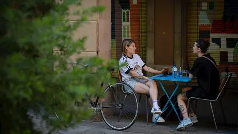 Varias personas disfrutan en la terraza de un bar durante el segundo d&iacute;a de la reapertura al p&uacute;blico de las terrazas al aire libre de los establecimientos de hosteler&iacute;a y restauraci&oacute;n limit&aacute;ndose al 50% de las mesas.