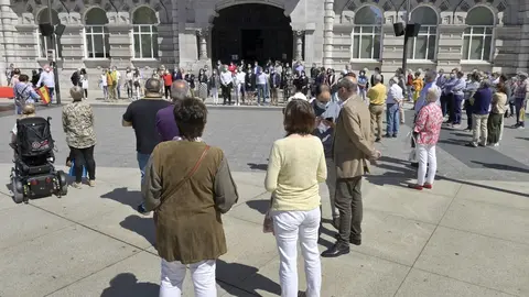 Minuto de silencio en la Plaza del Ayuntamiento de Santander por las v&iacute;ctimas del coronavirus
