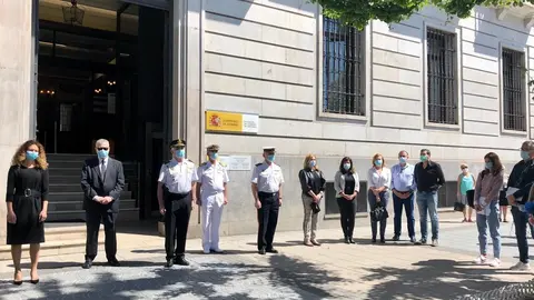 Minuto de silencio por las v&iacute;ctimas del Covid en la Delegaci&oacute;n del Gobierno en Cantabria