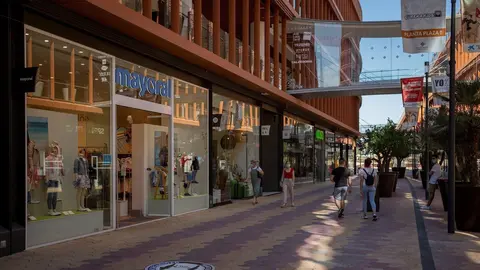 El centro comercial Torre Sevilla durante el primer d&iacute;a de apertura de los Centros Comerciales al inicio de la Fase 2 del plan de desecalada. En Sevilla, (Andaluc&iacute;a, Espa&ntilde;a), a 25 de mayo de 2020.