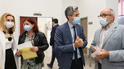 Zuloaga y Rodr&iacute;guez con mascarilla en Valdecilla