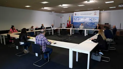 El consejero de Desarrollo Rural, Guillermo Blanco, en la reuni&oacute;n con los GAL