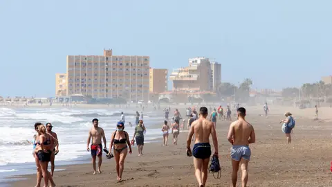Paseantes disfrutan de la playa de Huel&iacute;n durante la Fase 1 del Estado de Alarma. 