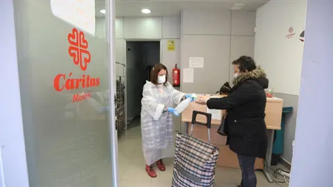 Una voluntaria en el economato solidario de C&aacute;ritas situado en la calle Bravo Murillo de Madrid durante el inicio de la cuarta semana del estado de alarma decretado a consecuencia del coronavirus. En Madrid (Espa&ntilde;a), a 6 de abril de 2020.