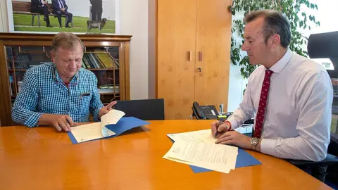 El consejero de Desarrollo Rural, Ganader&iacute;a, Pesca, Alimentaci&oacute;n y Medio Ambiente, Guillermo Blanco, y el presidente de la Asociaci&oacute;n Nacional de Criadores de Ganado Vacuno de Raza Tudanca, Lorenzo Gonz&aacute;lez