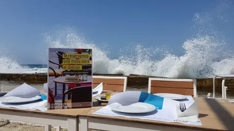 Mesa reservada en terraza para pedir que el Gobierno se siente a negociar con la hosteler&iacute;a