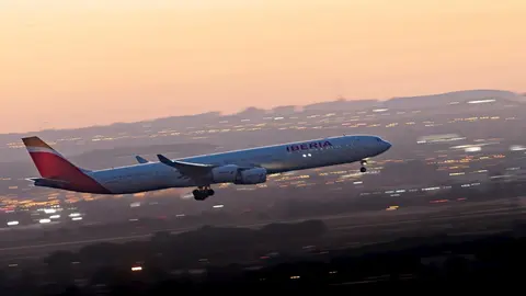 Un avi&oacute;n de la compa&ntilde;&iacute;a Iberia, sobrevuela el aeropuero Adolfo Suarez-Madrid Barajas.