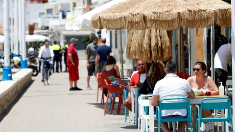 Un grupo de personas pasean por el paseo mar&iacute;timo de Pedregalejo  durante la Fase 1 en M&aacute;laga a 20 de mayo del 2020