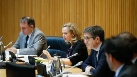 La vicepresidenta de Asuntos Econ&oacute;micos, Nadia Calvi&ntilde;o, en su comparecencia ante la Comisi&oacute;n de reconstrucci&oacute;n del Congreso