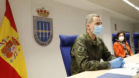 Su Majestad el Rey transmite el reconocimiento del conjunto de la sociedad espa&ntilde;ola a las Fuerzas Armadas por su tarea en la crisis sanitaria y les anima a seguir sin descanso en la tarea all&aacute; donde se les necesite en la Base de Retamares, en Pozuelo de A