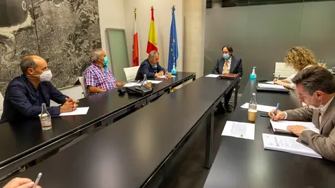 Reuni&oacute;n entre el consejero de Obras P&uacute;blicas, Ordenaci&oacute;n del Territorio y Urbanismo, Jos&eacute; Luis Gochicoa, y representantes de AMA