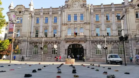 Zapatos en la plaza del Ayuntamiento de Santander