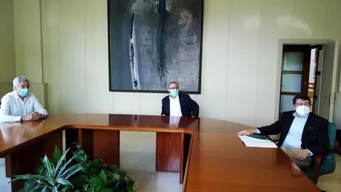 El portavoz regionalista en el Ayuntamiento de Santander, Jos&eacute; Mar&iacute;a Fuentes Pila, y el rector de la Universidad de Cantabria (UC), &Aacute;ngel Pazos