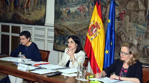 Las ministras Arancha Gonz&aacute;lez Laya y Carolina Darias, y la vicepresidenta tercera del Gobierno, Nadia Calvi&ntilde;o, en la Carue.