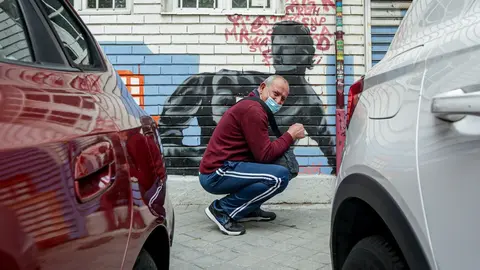 Vecinos realizan una cola para recoger bolsas de comida de la Asociaci&oacute;n de Vecinos Parque Aluche. En Aluche, Madrid, (Espa&ntilde;a), a 16 de mayo de 2020.