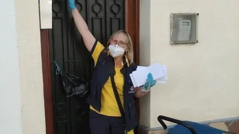 Una cartera de correos reparte mascarillas adquiridas por el Ayuntamiento de Parets del Vall&egrave;s (Barcelona) para mayores de 60 a&ntilde;os