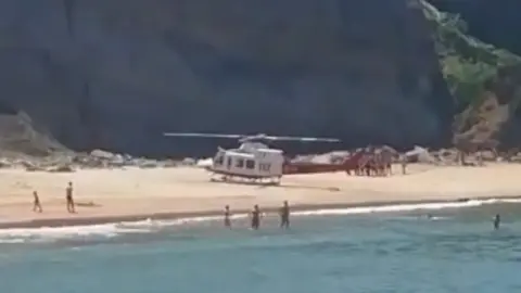 Helic&oacute;ptero en la Cala de Los Caballos.