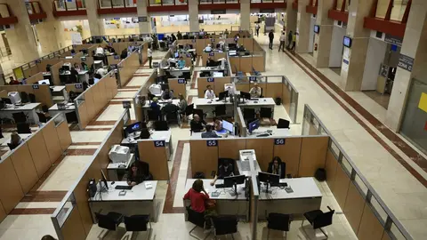 Funcionarios trabajan en la delegaci&oacute;n Especial de la Agencia Tributaria (AEAT )