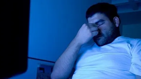 Estr&eacute;s laboral, cansancio, sue&ntilde;o, dormido, pensando, preocupado