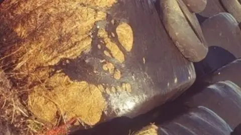 Balas de paja quemadas y sofocadas por Bomberos de Santander en Puente Arce