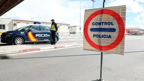 Efectivos de la de la Polic&iacute;a Nacional realizan controles en el puesto fronterizo con Portugal