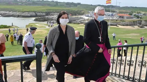 La alcaldesa de Santander, Gema Igual, y el obispo de Santander, Manuel S&aacute;nchez Monge, en la Virgen del Mar