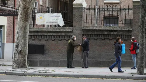Varias personas esperan en cola para entrar en el comedor de las Hijas de la Caridad de San Vicente de Pa&uacute;l en el madrile&ntilde;o barrio de Chamber&iacute;, a 28 de abril de 2020.