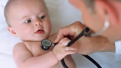 Pediatra, consulta beb&eacute;.