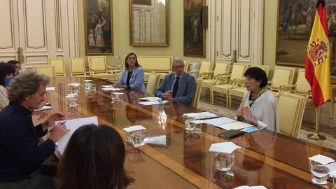 Fernando Sim&oacute;n (a la izquierda de la imagen) y la ministra de Educaci&oacute;n, Isabel Cela&aacute; (a la derecha) durante la reuni&oacute;n que han mantenido este lunes.