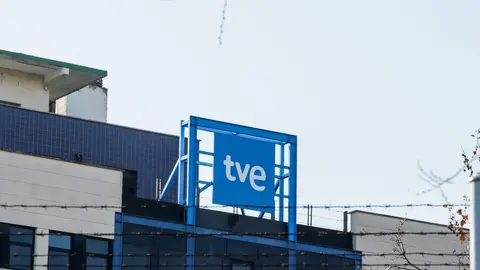 Logotipo de Televisi&oacute;n Espa&ntilde;ola en la sede de RTVE en Prado del Rey, Madrid (Espa&ntilde;a).