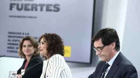 (I-D) Comparecencia en rueda de prensa posterior al Consejo de Ministros en Moncloa de la vicepresidenta para la Transici&oacute;n Ecol&oacute;gica, Teresa Ribera; la ministra portavoz y de Hacienda, Mar&iacute;a Jes&uacute;s Montero; y el ministro de Sanidad, Salvador Illa, para in