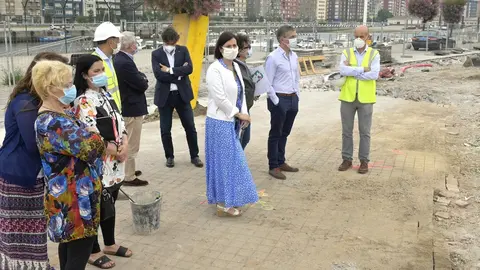 Gema Igual visita las obras de mejora en una zona del barrio Pesquero