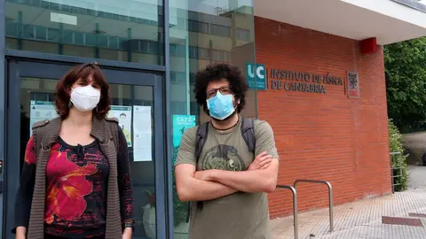 Los investigadores del Instituto de F&iacute;sica de Cantabria Pablo Mart&iacute;nez Ruiz del &Aacute;rbol y Lara Lloret Iglesias