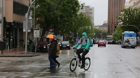 Un ciclista en Madrid en un d&iacute;a de lluvia